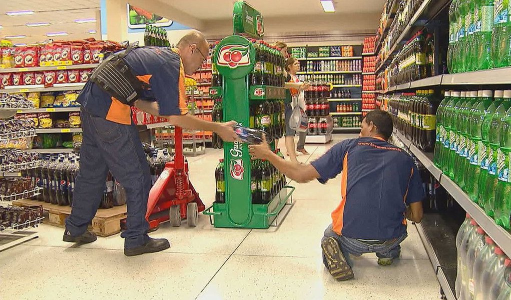 Apesar de estar fortemente atingido pelo crise econômica nacional e com dificuldades para pagar salários, o governo do Rio e a Secretaria de Trabalho e Renda divulgam 1.034 oportunidades de emprego em todo o estado; os salários podem chegar a R$ 4 mil, mais benefícios; são chances para ambos os sexos e exigem formação entre o Ensino Fundamental Incompleto e o Superior Completo; a capital tem 619 chances, com destaque para 70 de Repositor de Mercadorias; o executivo estadual informou que o banco de dados de emprego pode sofrer alterações momentâneas como inclusão/fechamento de vagas ou ampliação/redução de ofertas