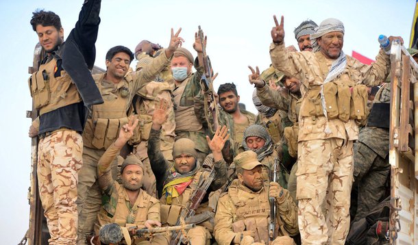 Exército iraquiano e as Forças de Mobilização Popular do Iraque (FMP) descobriram mísseis fabricados nos EUA em uma posição de combate do grupo terrorista EI ao sul da cidade iraquiana de Mosul; oficiais locais afirmam que essas armas foram enviadas em um avião da coalizão liderada pelos EUA para os extremistas na província de Al-Anbar; em 2015, inteligência iraquiana revelou que helicópteros dos EUA largavam armas e  para os terroristas por meio de helicópteros; além de afirmar que as aeronaves transportavam líderes do Daesh e feridos para hospitais na Síria