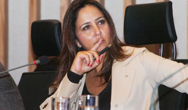 A deputada distrital Liliane Roriz (PTB) foi notificada nesta segunda-feira (29) da abertura do processo de cassação do mandato dela na Câmara Legislativa; a ação por improbidade contra Liliane Roriz foi movida pelo MP; são citados no processo o ex-governador do DF e pai de Liliane, Joaquim Roriz, as irmãs Jaqueline e Weslliane e o sobrinho Rodrigo Roriz; de acordo com as investigações, eles facilitaram dois empréstimos do Banco de Brasília (BRB), no valor total de R$ 6,7 milhões, para empresários da construção civil em troca de 12 apartamentos em Águas Claras