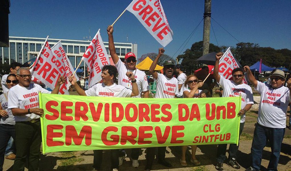 Os servidores técnico-administrativos da Universidade de Brasília (UnB) paralisam suas atividades; a greve, aprovada em assembleia, é contra o PEC 241; os servidores realizam também ato contra a PEC hoje, em frente ao Museu da República; a PEC, que será votada esta semana, pretende ajustar as contas da União e, para isso, limita os gastos públicos por 20 anos e altera as regras de financiamento da saúde e da educação; a medida prevê ainda um limite de despesas anual aos Três Poderes, Ministério Público da União e da Defensoria Pública da União