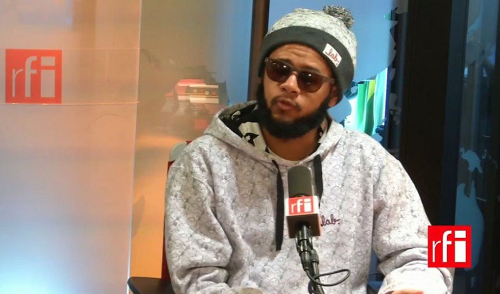 Em turnê por países da Europa, o rapper Emicida criticou o golpe parlamentar em curso no Brasil; "A questão do impedimento da presidente Dilma Rousseff é algo que me entristece muito, porque o princípio da democracia é o voto. Se existe uma possibilidade de um grupo de pessoas fazer com que 54 milhões de votos percam força, precisamos nos preocupar muito com a solidez da democracia no Brasil", disse ele em entrevista à rádio francesa RFI; assista