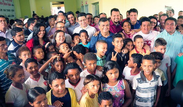 O governador  Flávio Dino esteve em Coroatá, na região Centro-Leste do Estado, para entregar um conjunto de obras e melhorias para a cidade; dentro do programa de reconstrução de mais de 100 escolas estaduais até o fim de 2016, o chefe do executivo entregou os Centros de Ensino Francisco Gonçalves Magalhães, Clodomir Millet e José Leopoldino Filho; o investimento foi de R$ 2,9 milhões, que beneficiará quase 2 mil estudantes que frequentam essas escolas; também foram entregues 25 novos leitos para ala do Hospital Macrorregional de Coroatá, e o 24º Batalhão da Polícia Militar, além de cinco motocicletas para reforço da Segurança Pública na região