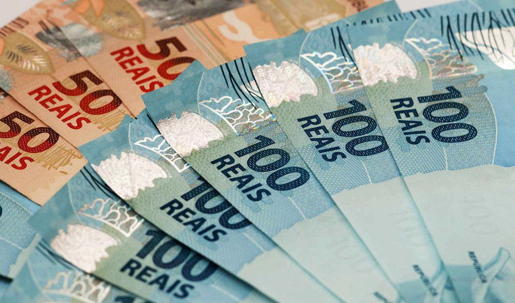 Diante da crise econômica que assola o país, pelo menos sete estados preveem dificuldades para pagar o 13º salário e o restante dos salários de servidores públicos até o fim do ano; Rio Grande do Sul, Rio de Janeiro, Minas, Bahia, Distrito Federal, Sergipe e Roraima não teriam, hoje, os recursos para honrar o compromisso, segundo os secretários de Fazenda; alguns deles não conseguirão fazer o pagamento mesmo com a ajuda esperada do governo federal