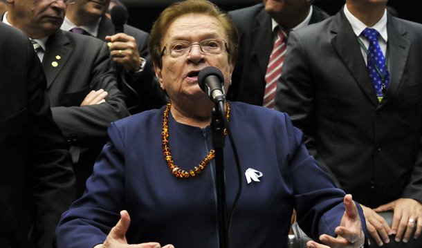 A deputada federal Luiza Erundina (PSOL-SP) lançou nesta segunda (11) sua candidatura para a presidência da Câmara dos Deputados; a eleição vai ocorrer na próxima quarta-feira (6) e vai definir quem será vai ocupar a cadeira de presidente da Casa pelos próximos sete meses; "O povo vêm sendo cerceado na sua liberdade de acesso a essa Casa e mais do que isso, vêm sendo uma Casa virada de costas para a sociedade”, disse ela