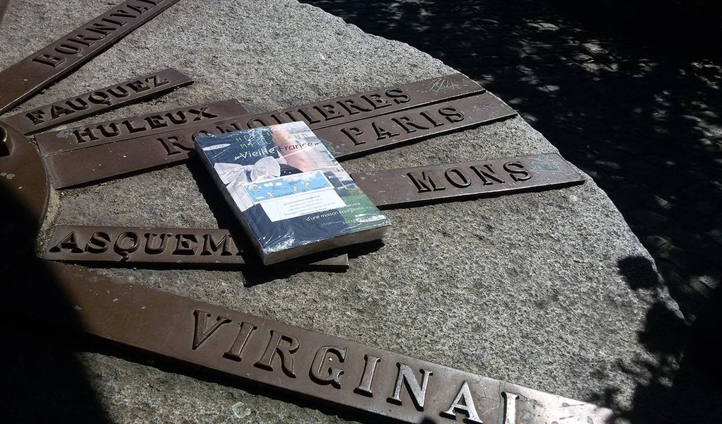 Inspirada pelo sucesso de Pokémon Go, a diretora de uma escola primária da Bélgica desenvolveu um jogo online para que pessoas busquem livros, e não monstros, atraindo dezenas de milhares de jogadores em semanas; versão de Aveline Gregoire é jogada por um grupo no Facebook chamado "Chasseurs de livres" (Caçadores de Livros) e embora tenha sido criado há poucas semanas, ja conta com mais de 40 mil aficcionados