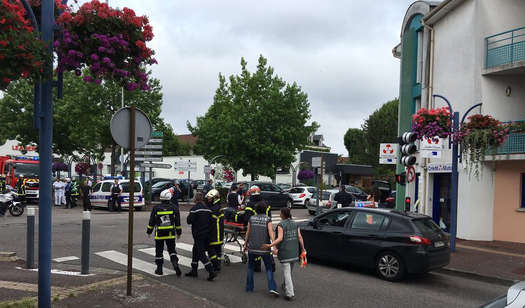 Polícia francesa informou que "neutralizou" dois homens armados com facas que fizeram diversos reféns em uma igreja no norte da França; um padre foi morto pelos agressores no ataque que aconteceu na cidade de Saint-Etienne-du-Rouvray, na Normandia; ataque acontece 12 dias após um tunisiano matar 84 pessoas com um caminhão em Nice, em uma ação reivindicada pelo grupo extremista Estado Islâmico