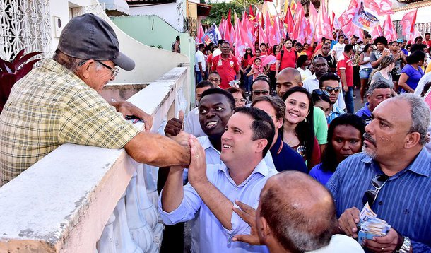 A três dias do primeiro turno das eleições, o candidato Edivaldo Holanda Junior (PDT), ampliou vantagem e lidera isolado a corrida para a disputa da Prefeitura de São Luís, segundo nova pesquisa divulgada pelo Instituto Data M; Edivaldo está com 48,0% de intenções de voto, Wellington do Curso com 21,3%, seguido por Eliziane Gama (PPS) com 6,2%