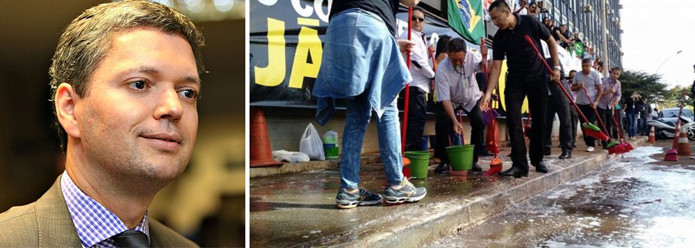 Protesto de analistas e técnicos de finanças e controle, organizado pelo sindicato da categoria, pede a exoneração do ministro da Transparência, Fiscalização e Controle, Fabiano Silveira, e impede sua entrada na sede da Controladoria Geral da União (CGU); na manifestação, servidores do órgão lavam as escadas do prédio; neste domingo, áudios de Sérgio Machado, ex-presidente da Transpetro, revelam críticas de Silveira à Operação Lava Jato e orientações do ministro interino ao presidente do Senado, Renan Calheiros (PMDB-AL), para enfrentar as investigações; vídeo