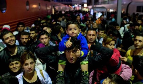 Relatório Tendências Globais, da Agência das Nações Unidas para Refugiados (Acnur) mostra que o mundo vive a maior crise de refugiados e migração desde a Segunda Guerra Mundial; segundo a Acnur, dos 65,3 milhões de refugiados existentes em 2015, 3,2 milhões se encontravam em países industrializados aguardando solicitações de refúgio; cerca de 21,3 milhões de refugiados estavam em outras regiões ao redor do mundo e 40,8 milhões foram forçados a fugir de suas casas, mas continuam dentro das fronteiras de seus próprios países