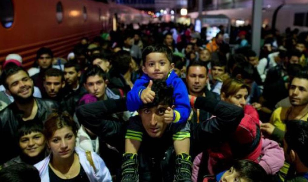 Relatório Tendências Globais, da Agência das Nações Unidas para Refugiados (Acnur) mostra que o mundo vive a maior crise de refugiados e migração desde a Segunda Guerra Mundial; segundo a Acnur, dos 65,3 milhões de refugiados existentes em 2015, 3,2 milhões se encontravam em países industrializados aguardando solicitações de refúgio; cerca de 21,3 milhões de refugiados estavam em outras regiões ao redor do mundo e 40,8 milhões foram forçados a fugir de suas casas, mas continuam dentro das fronteiras de seus próprios países