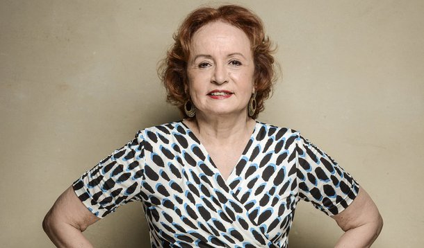 “Amigos, estou precisando trabalhar. Como atriz ou jornalista. Tem horas que fica difícil ainda. Ainda não tinha encarado essa. Alguém precisa de mim”, escreveu a atriz aos amigos em sua página no Facebook; os últimos trabalhos da mineira na TV foram as séries “Os Experientes” (Globo) e “Magnífica 70” (HBO), ambas em 2015; no teatro, ela fez “A Antessala”, no Leblon, também no ano passado