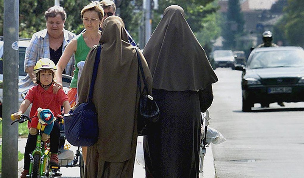 Chanceler da Alemanha, Angela Merkel, colocou mais lenha na fogueira do debate sobre restrições a trajes islâmicos na Europa e disse  que a burca, roupa que cobre todo o rosto da mulher, inclusive os olhos, é um "obstáculo à integração";  ela também deu pleno apoio para o ministro do Interior, Thomas de Maizière, estabelecer possíveis "proibições parciais" da peça; "No meu ponto de vista, uma mulher totalmente coberta tem poucas possibilidades de se integrar", declarou Merkel