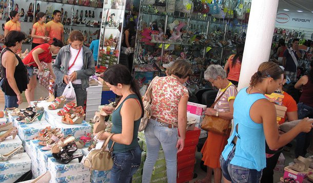 Confederação Nacional do Comércio de Bens, Serviços e Turismo (CNC) prevê que o Natal deste ano deverá registrar a segunda queda consecutiva tanto nas vendas quanto na contratação de temporários; recuo nas vendas é estimado em 3,5%, equivalente à movimentação financeira de R$ 32,1 bilhões até dezembro; setor deverá contratar 135 mil trabalhadores temporários, 2,4% menos que no mesmo período de 2015
