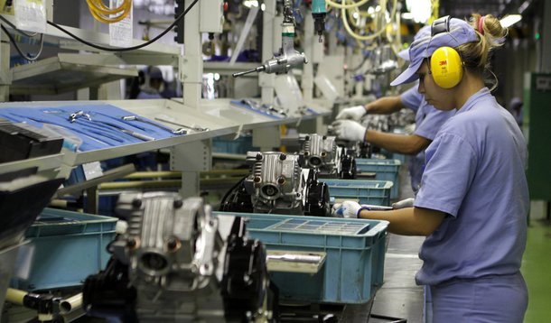 Instituições financeiras consultadas pelo Banco Central esperam um encolhimento um pouco maior da economia para 2016: de 3,16%, a previsão do PIB passou para 3,20%; para 2017, a previsão de crescimento subiu de 1,23% para 1,30%; a projeção para a inflação foi mantida em 7,34% este ano e, para 2017, a caiu de 5,14% para 5,12%