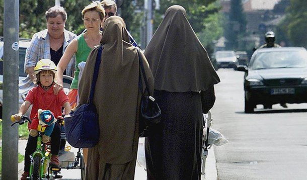 Chanceler da Alemanha, Angela Merkel, colocou mais lenha na fogueira do debate sobre restrições a trajes islâmicos na Europa e disse  que a burca, roupa que cobre todo o rosto da mulher, inclusive os olhos, é um "obstáculo à integração";  ela também deu pleno apoio para o ministro do Interior, Thomas de Maizière, estabelecer possíveis "proibições parciais" da peça; "No meu ponto de vista, uma mulher totalmente coberta tem poucas possibilidades de se integrar", declarou Merkel