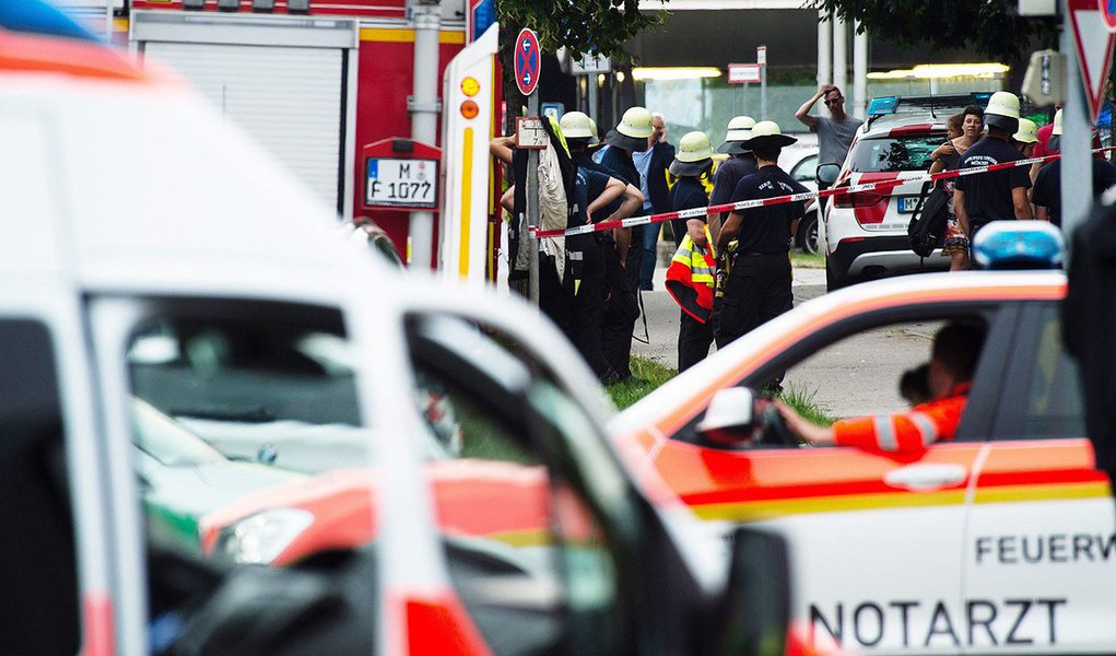 Tterroristas islâmicos de Wurzburg e Ansbach, na região alemã da Baviera, não devem ser enterrados em cemitérios muçulmanos; decisão foi tomada pelo Conselho Central dos Muçulmanos da Alemanha, que prometeu negar sepultura aos suicidas que atacaram as duas cidades em 18 e 25 de julho último, respectivamente, quando um jovem de 17 anos invadiu um trem e feriu quatro pessoas gravemente com um machado e foi morto pela polícia. No segundo, um imigrante sírio explodiu uma bomba perto de um festival em Ansbach, mas não deixou nenhuma vítima; ataques foram reivindicados pelo grupo jihadista Estado Islâmico (EI)