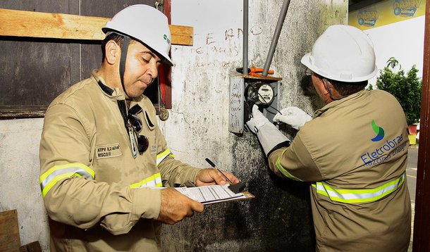 Sindicatos de trabalhadores da Eletrobras marcaram greve de 72 horas a partir da próxima segunda-feira, para pressionar pelo fechamento de um acordo salarial melhor e também contra prováveis privatizações de ativos da companhia; as federações sindicais também estão prometendo resistir ao movimento de venda de ativos sinalizado pelo governo do presidente interino Michel Temer