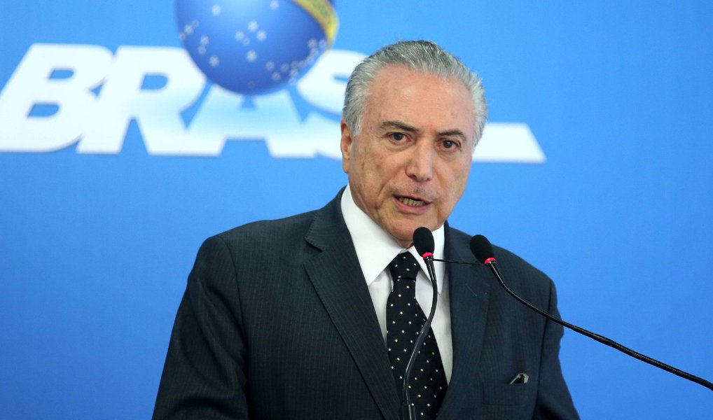 "Apenas 11,3% dos ouvidos aprovam Temer. A mídia está tentando mitigar o efeito explosivo deste número comparando-o com o de Dilma nos últimos dias antes do impeachment. Mas é uma falácia. Temer foi vendido pela imprensa como alguém capaz de unificar o país. Ele próprio, num momento de ufanismo idiota, afirmou que faria um governo de “salvação nacional”. Temer conseguiu liquidar a lua de mel antes mesmo de começá-la"; a análise é do editor do Diário do Centro do Mundo, Paulo Nogueira
