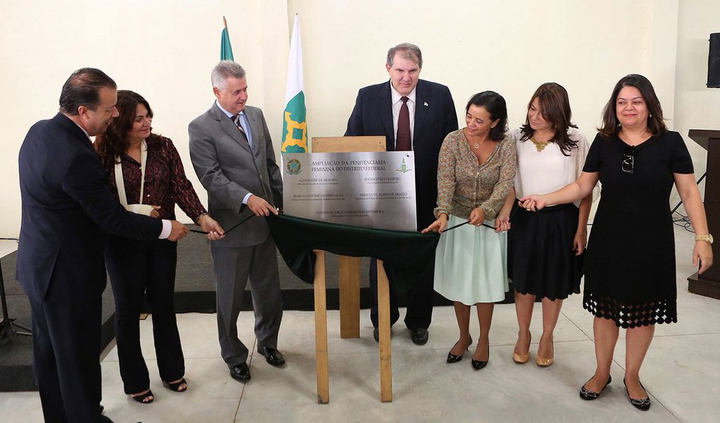 Foram inaugurados mais dois prédios na Penitenciária Feminina do Distrito Federal, mais conhecida como Colmeia, no Gama; a ampliação teve um investimento de R$ 10,6 milhões e gera mais 200 vagas em cada bloco; as obras iniciaram em novembro de 2013 e foram entregues definitivamente à Secretaria da Segurança Pública em julho deste ano; segundo o governador Rodrigo Rollemberg, a inauguração resolve a questão da superlotação e fomenta a ressocialização das presas, pois o espaço também servirá para oficinas e atividades socioeducativas; o governo informou que estão em construção quatro edificações prisionais com capacidade para abrigar 3,2 mil internos; a inauguração está prevista para ocorrer até o fim de 2017