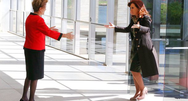 "É evidente que o eixo formado por Brasil e Argentina em toda a nossa história tem sido significativo e relevante para imprimir o seu ritmo para a região, (mas) essa relação de forças não teve força suficiente para evitar, por exemplo, a deposição de Dilma Rousseff, que aconteceu sob o disfarce de um processo parlamentar", disse Cristina Kirchner durante seu discurso no III Encontro Latino-americano Progressista