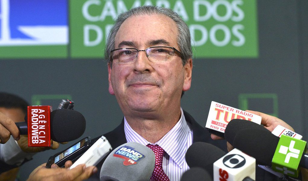 "O tempo passa, o tempo voa e Eduardo Cunha continua numa boa. Ele "está" para ser cassado... "está" para renunciar... "está" para ser preso... Mas, na real, continua na sua residência oficial, com toda a mordomia oficial, mandando na Câmara dos Deputados a todo vapor e sustentando que é inocente, mesmo depois de ter virado réu pela segunda vez no STF", escreve Alex Solnik sobre o deputado, que nessa semana se tornou réu em uma segunda ação no Supremo Tribunal Federal