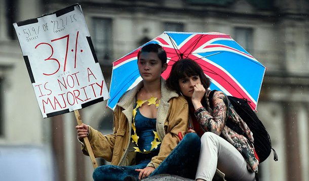 A maior parte dos manifestantes eram jovens adultos. Muitos estavam envoltos em bandeiras da UE, enquanto outros agitavam bandeiras com dizeres como "Eu estou com a UE" ou simplesmente "Wrexit"