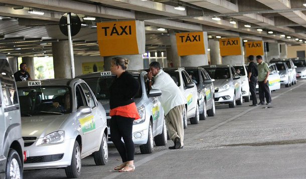 Cooperativas de táxi que rodam no Distrito Federal oferecem, desde a última semana, descontos de 30% nas tarifas para concorrer com o preço baixo do Uber e de aplicativos similares; uma corrida entre o Congresso Nacional e o Mané Garrincha, que sairia por R$ 20,55, passa a custar R$ 14,38; no mesmo trajeto, o valor cobrado por um Uber Black, varia entre R$ 17 e R$ 22; em 24 horas de promoção, uma das cooperativas de táxi afirmou ter recebido mil chamadas a mais que a média