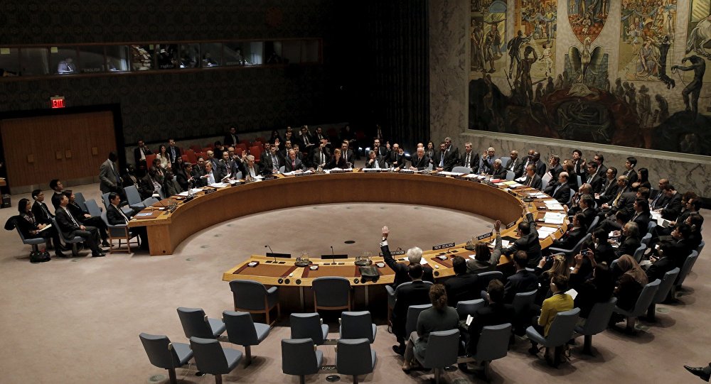 "O que a Rússia está patrocinando e fazendo não é contraterrorismo, é barbárie", disse a embaixadora dos EUA nas Nações Unidas, Samantha Power, diante dos 15 membros do Conselho; "Na Síria, centenas de grupos armados estão recebendo mais armas, o território do país está sendo bombardeado indiscriminadamente e trazer a paz é uma tarefa quase impossível neste momento por estes motivos", disse o embaixador da Rússia na ONU Vitaly Churkin ao conselho