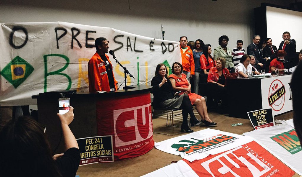 Petroleiros de vários estados estão acampados na Câmara para acompanhar a votação do Projeto de Lei 4567/16, que propõe o fim da obrigatoriedade de participação da Petrobras na exploração da camada pré-sal, em protesto contra a entrega do pré-sal; a proposta deveria ter sido votada na noite de terça-feira 4, mas foi adiada para esta manhã; durante a reunião dos parlamentares, no entanto, a sessão foi suspensa; não se sabe quando os trabalhos serão retomados