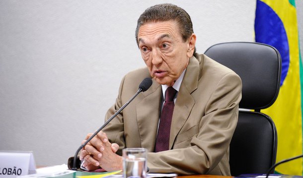 O delator da 'Lava Jato' Luiz Carlos Martins, ligado à empreiteira Camargo Corrêa, disse que cogitou comprar R$ 1 milhão em suco de fruta com o objetivo de maquiar suposta propina ao senador Edison Lobão (PMDB-MA), nas obras da Usina de Belo Monte, em Altamira (PA); "O ‘caminho’ utilizado para fazer o dinheiro chegar ao destinatário, o então ministro de Minas e Energia Edison Lobão, foi mencionado em reunião do Conselho-Diretor do CCBM (Consórcio Construtor Belo Monte); que, especificamente, recorda-se que foram cogitados vários “caminhos”, sendo que um deles envolvia Luiz Fernando Silva, que teria sido Secretario Estadual no Maranhão e que teria vínculos com o então ministro Lobão", afirmou o delator