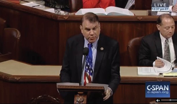Democrata Alan Grayson disse, durante sessão do Congresso dos Estados Unidos, que a "mídia conservadora do Brasil" ajudou "membros da oposição de direita" a impulsionar processo de impeachment contra a presidente Dilma Rousseff; vídeo