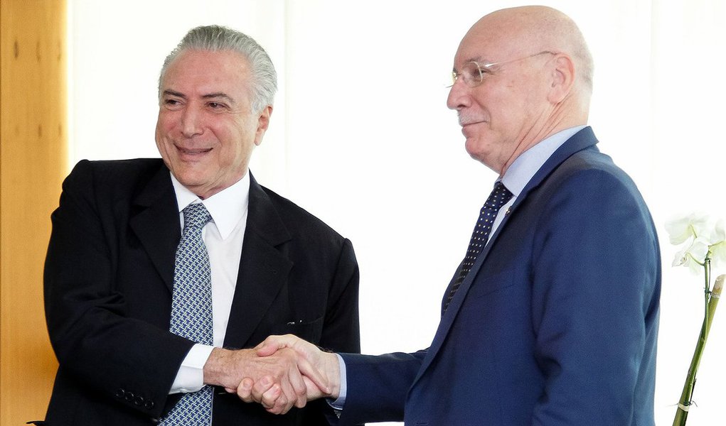 "Parece até piada", diz Miguel do Rosário; “Eladio Loizaga, o primeiro chanceler a prestigiar Michel Temer no Palácio do Planalto, veio do Paraguai, cujo atual presidente, Horacio Cortes, herdou o poder após golpe parlamentar aplicado em Fernando Lugo. Horacio Cortes é um empresário banqueiro que ajudou a financiar o golpe de 2012 contra Lugo"