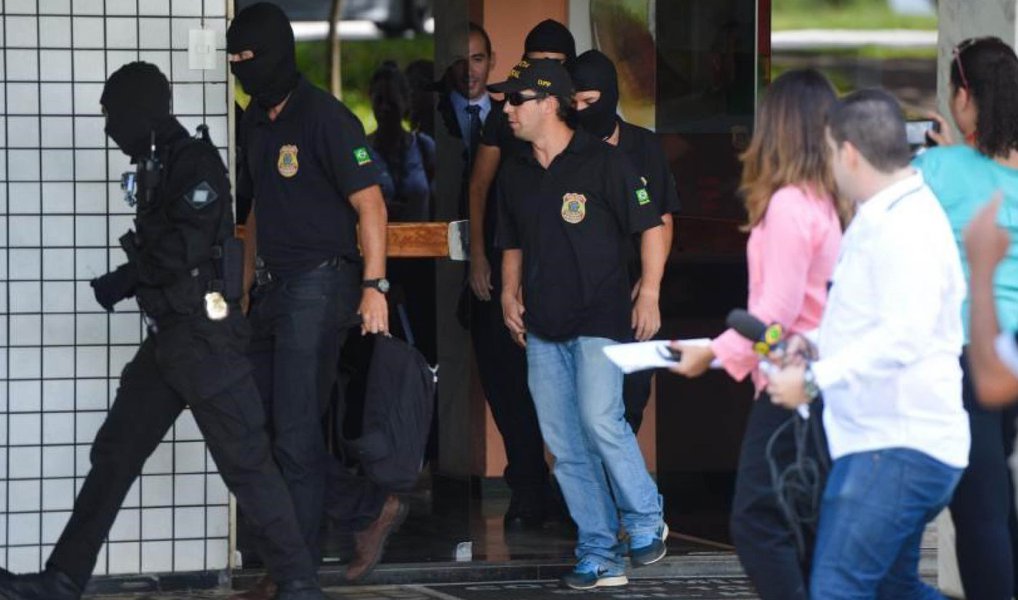 A operação foi desencadeada com o objetivo de combater o roubo de carga e o tráfico de drogas em comunidades da zona norte e na Baixada Fluminense, no Rio de Janeiro; os detidos são suspeitas de envolvimento com o tráfico de drogas e com o roubo de cargas, inclusive um policial militar, segundo informações da Polícia Civil; vários veículos foram apreendidos, inclusive um Camaro
 