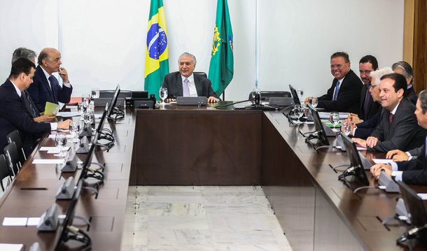 Em reunião com o núcleo econômico do governo interino nesta terça-feira 19, Michel Temer disse que irá enfrentar "todas as resistências" para conseguir aprovar as reformas previdenciária e trabalhista; "Mesmo se tiver manifestações contra, que são da democracia, vamos enfrentar", disse; ele deu mais 15 dias para que o grupo volte a se reunir e os ministros apresentem medidas que serão anunciadas para animar a economia