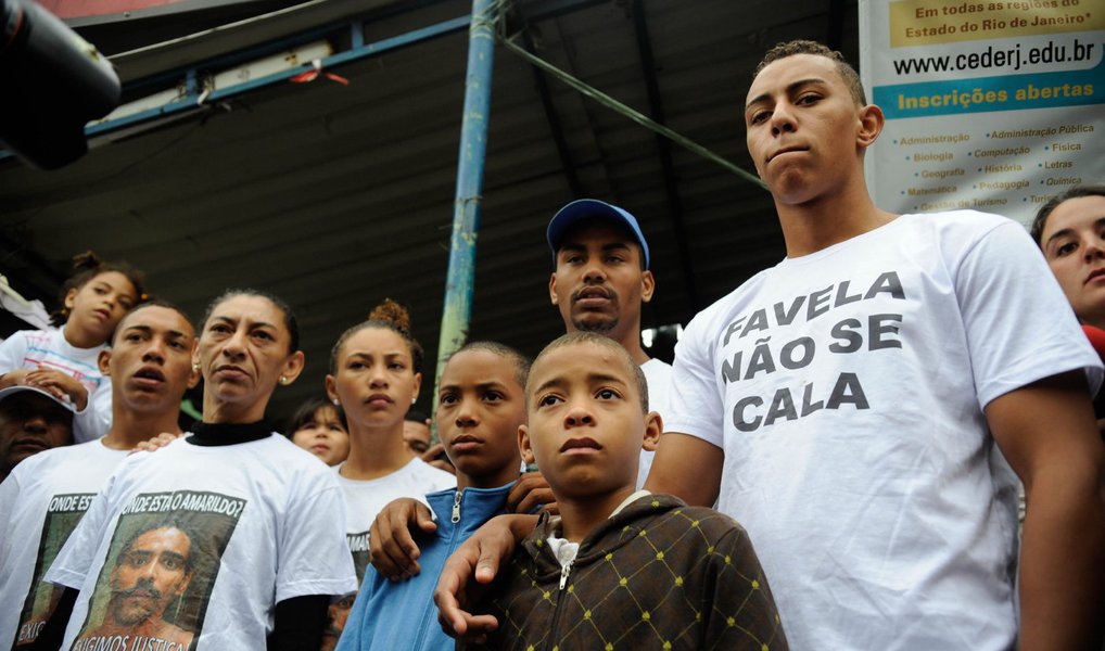 A juíza Maria Paula Gouvêa Galhardo, da 4ª Vara de Fazenda Pública, da Justiça do Rio de Janeiro, condenou o Estado a pagar a sete integrantes da família do pedreiro Amarildo de Souza – desaparecido após ser preso e levado para uma base da Unidade de Polícia Pacificadora (UPP) pela Polícia Militar, em 2013, na Rocinha – uma indenização de R$ 500 mil, além de pensão de dois terços do salário mínimo no caso da viúva Elizabete Gomes da Silva, até os 68 anos, e aos seis filhos, até completarem 25 anos