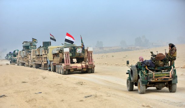 Forças do Iraque apoiadas por uma coalizão liderada pelos Estados Unidos alvejaram posições de defesa do Estado Islâmico no extremo leste de Mosul com disparos de artilharia e ataques aéreos, um dia depois de combaterem dentro da cidade pela primeira vez; "Atualmente estamos envolvidos em batalhas nos arredores do leste de Mosul", disse o tenente-general Abdul Wahab al-Saidi; combates dentro da própria cidade, o último grande bastião dos jihadistas no Iraque e que ainda abriga 1,5 milhão de habitantes, podem levar meses