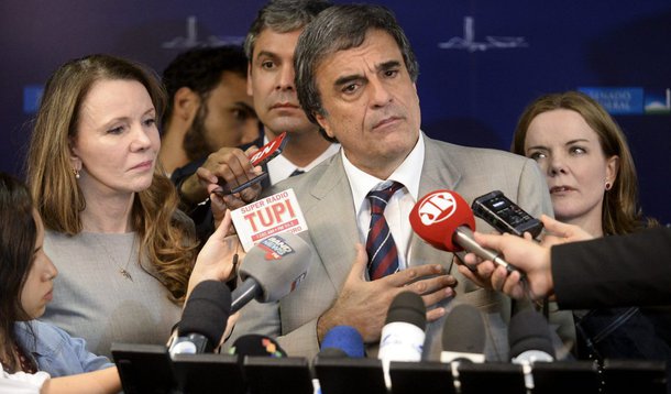 Maioria na comissão quer acelerar a votação do processo de afastamento de Dilma Rousseff; a Constituição prevê 180 dias para o processo, mas a tropa de Michel Temer (PMDB) quer reduzir esse tempo para apenas 40; “pela ilegalidade da situação”, o advogado-geral da União afastado, José Eduardo Cardozo, se retirou nesta quinta-feira (2) da comissão do impeachment no Senado, em protesto contra o cerceamento de defesa