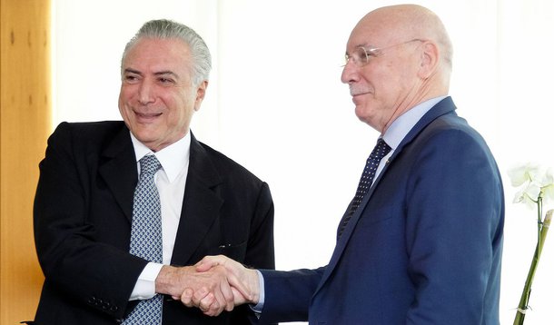 "Parece até piada", diz Miguel do Rosário; “Eladio Loizaga, o primeiro chanceler a prestigiar Michel Temer no Palácio do Planalto, veio do Paraguai, cujo atual presidente, Horacio Cortes, herdou o poder após golpe parlamentar aplicado em Fernando Lugo. Horacio Cortes é um empresário banqueiro que ajudou a financiar o golpe de 2012 contra Lugo"