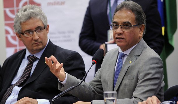 Relator na CCJ do recurso do deputado afastado Eduardo Cunha (PMDB) contra o pedido de cassação, deputado Ronaldo Fonseca (Pros-DF) tem agora até a próxima terça-feira, 5, para emitir o parecer; o líder do PSOL, deputado Ivan Valente (SP), acusou o Palácio do Planalto de estar interferindo no processo de cassação do mandato de Cunha; "O presidente da República interino [Michel Temer] teme a reação de Cunha se ele for cassado ou preso. É por isso que se sujeita à humilhação de encontrá-lo clandestinamente e fazer articulações com o presidente da Comissão de Constituição e Justiça (CCJ)", ressaltou; Temer e Cunha reuniram-se no domingo à noite, no Palácio do Jaburu, residência do presidente interino