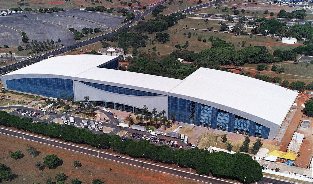 Está aberta até segunda-feira (29) a consulta pública do modelo de negócios final para a concessão do Centro de Convenções Ulysses Guimarães; é a oportunidade para empresários e interessados na parceria verem as adaptações feitas durante o tempo em que a proposta ficou no Tribunal de Contas; em um primeiro momento, o parceiro ficaria responsável pela construção de restaurante, de cozinha e de estacionamento privado subterrâneo com mil vagas; pela ampliação do estacionamento público; e pela manutenção da infraestrutura; o prazo para concluir os trabalhos era de dois anos