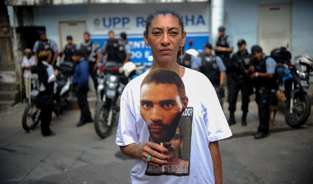 A viúva do pedreiro Amarildo de Souza, Elizabete Gomes de Souza, registrou queixa por constrangimento contra a campanha doe candidato a Prefeitura do Rio pelo PRB, Marcello Crivella; de acordo com a viúva do pedreiro morto em julho de 2013, cerca de 12 homens que se identificaram como sendo da campanha de Crivella foram a sua casa, na Rocinha, a fim de gravar um depoimento dela para a campanha, com declarações contra Marceo Freixo (Pso); Elizabete, dependente de drogas e álcool, teria deixado os homens em casa e teria comprado e usado cocaína; o advogado da família, João Tancredo, afirmou que entrará na Justiça contra a campanha de Crivella por constrangimento e indução ao uso de drogas