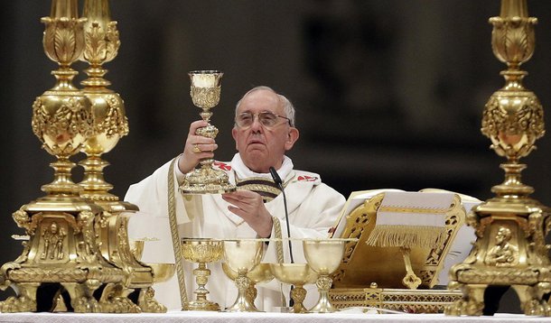 Durante a audiência geral, no Vaticano, para o público de 20 mil fiéis que lotou a Praça São Pedro, o papa Francisco disse que "não se pode encerrar uma festa de casamento bebendo chá"; "Seria uma vergonha. O vinho é necessário para uma festa", afirmou; o pontífice também elogiou os casais que estão há meio século juntos e ressaltou que eles são exemplos para os jovens; "Esse sim é que é o vinho bom da família, o vosso é um testemunho que os jovens casais devem aprender. Obrigado pelo vosso testemunho", comentou