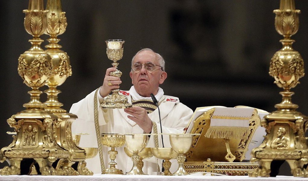 Durante a audiência geral, no Vaticano, para o público de 20 mil fiéis que lotou a Praça São Pedro, o papa Francisco disse que "não se pode encerrar uma festa de casamento bebendo chá"; "Seria uma vergonha. O vinho é necessário para uma festa", afirmou; o pontífice também elogiou os casais que estão há meio século juntos e ressaltou que eles são exemplos para os jovens; "Esse sim é que é o vinho bom da família, o vosso é um testemunho que os jovens casais devem aprender. Obrigado pelo vosso testemunho", comentou