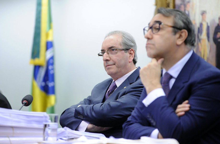 Durante apresentação de sua defesa em sessão da Comissão de Constituição e Justiça (CCJ) da Câmara nesta terça-feira 12, o deputado afastado Eduardo Cunha (PMDB-RJ), que sempre negou fazer delação premiada, afirmou que 20% dos deputados têm processos na Justiça e que, se esse critério for usado, todos deveriam perder seus mandatos; "Nenhum desses sobreviverão e deverão ser cassados", declarou Cunha, depois de mais uma vez ter se colocado como vítima no processo de cassação, uma "perseguição" pelas pautas que fez avançar na Casa enquanto era presidente; Cunha acrescentou que seu afastamento é uma afronta à Constituição e que foi um golpe contra a independência entre os poderes; "Há investigados nesta sala. Hoje sou eu. É o efeito Orloff. Vocês, amanhã"