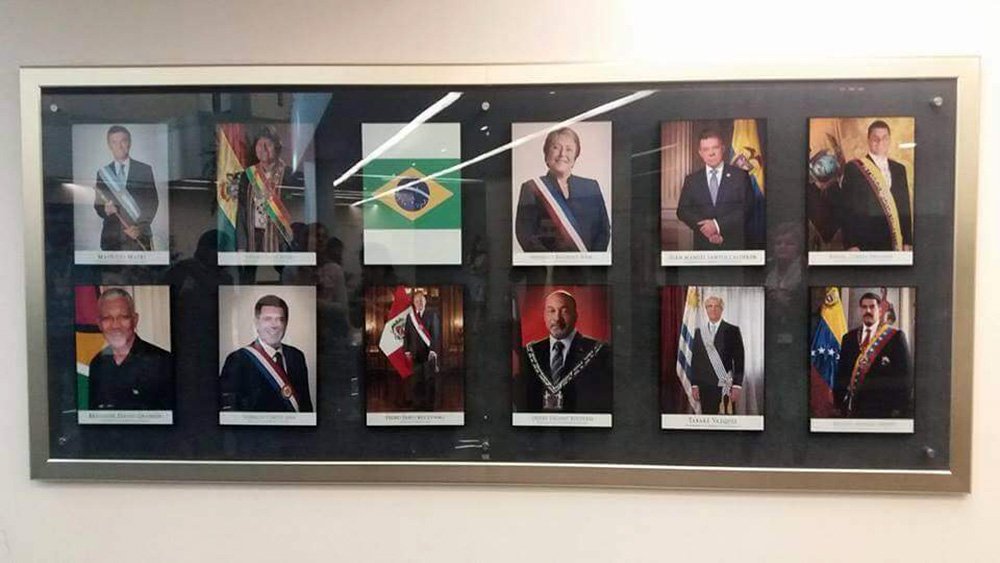 "No mural dos chefes de estado na sede da União de Nações Sul-Americanas em Quito, a UNASUL, não colocaram o presidente Michel Temer. No lugar, colocaram a bandeira do Brasil por não reconhecerem um governo golpista!", diz o senador Lindbergh Farias, em seu Facebook