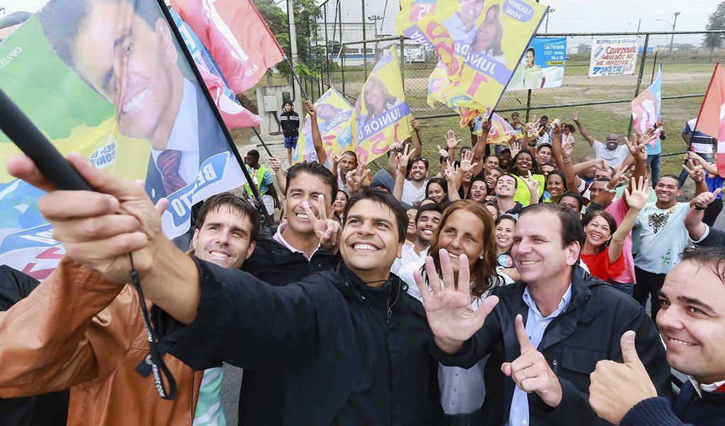 O candidato a prefeito do Rio pelo PMDB, Pedro Paulo, defendeu que a sua candidatura é a única capaz de manter a cidade no caminho do desenvolvimento visto nos últimos anos; "Estamos na reta final. E não tem jeito, sou o único que representa tudo o que fizemos com o prefeito Eduardo Paes, o governo que fez do Rio uma cidade melhor, apesar de tudo o que ainda temos a realizar. Esta é a minha candidatura e ela é a melhor alternativa às duas que temos que evitar a todo custo: o bispo, que mistura política e religião, e o radicalismo e a aversão ao diálogo que quebraram esse País", disse