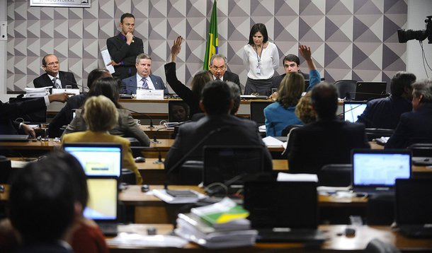 Acusação e defesa indicaram os nomes dos técnicos escolhidos para acompanhar a perícia nos documentos que embasaram o pedido de impeachment da presidente eleita Dilma Rousseff; assistente técnica Selene Péres foi indicada pela acusação, enquanto o especialista indicado pela defesa ainda não teve nome divulgado