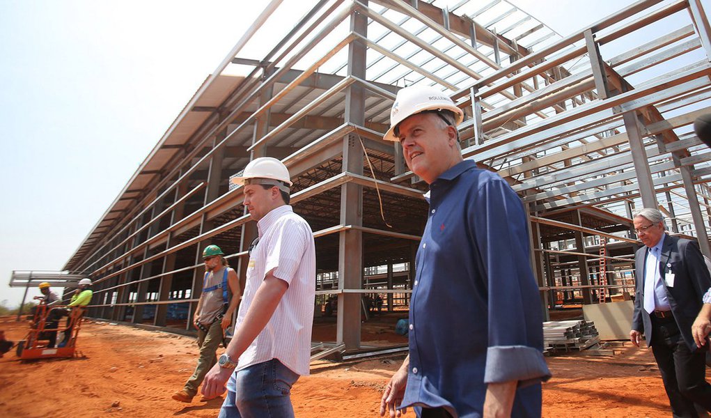 As obras do segundo bloco do Hospital da Criança de Brasília José Alencar estão 40% concluídas; o porcentual foi divulgado durante vistoria ao canteiro onde ocorre o serviço; com a ampliação, o Distrito Federal será referência no Centro-Oeste em transplantes infantis, em tratamento de câncer e de doenças do sangue; prevista para ser entregue em abril de 2017, a unidade é resultado de um convênio entre o Executivo local e a Organização Mundial da Família (OMF), e custou cerca de R$ 102 milhões; quando o segundo bloco for inaugurado, o hospital terá 202 leitos