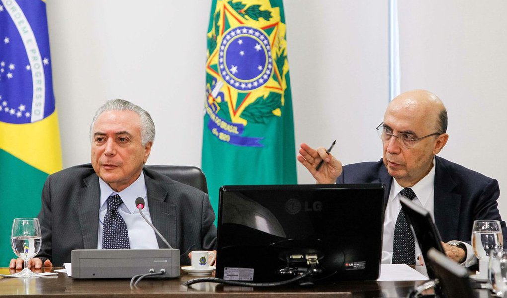 Vagner Freitas, da CUT, aponta pesquisa do professor João Sicsú, da UFRJ, fez uma simulação de como teriam sido os investimentos em educação e saúde, caso a regra de Michel Temer de limite de gastos tivesse sido criada em 2006; em 10 anos a Saúde teria perdido um total de R$ 178 bilhões e a Educação R$ 321 bilhões