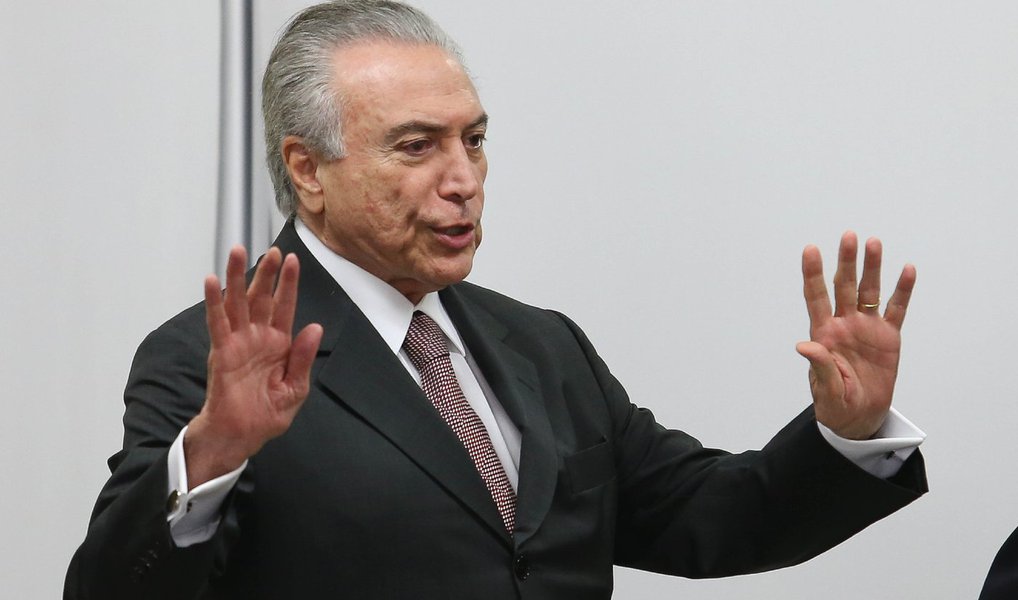 O presidente interino da Câmara, Waldir Maranhão (PP-MA), vai notificar e dar um prazo de cinco dias para que os líderes partidários indiquem os integrantes da comissão que vai analisar o pedido de impeachment do presidente interino, Michel Temer; a informação foi divulgada na tarde desta quarta (6) pelos integrantes da bancada do PSOL, após reunião com Maranhão